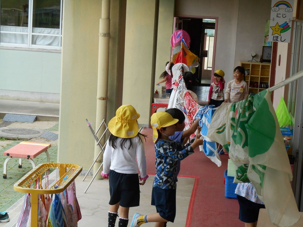 4月24日（日曜日）「わあ、鯉のぼりが泳いだよ」「今日は廊下で、ジャンケン遊び！」の画像3