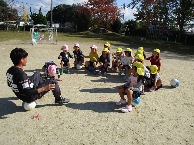 11月9日「サッカーの先生が来たよ！楽しみだね」の画像1