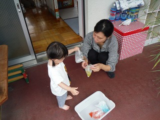 氷で遊んでいるところ