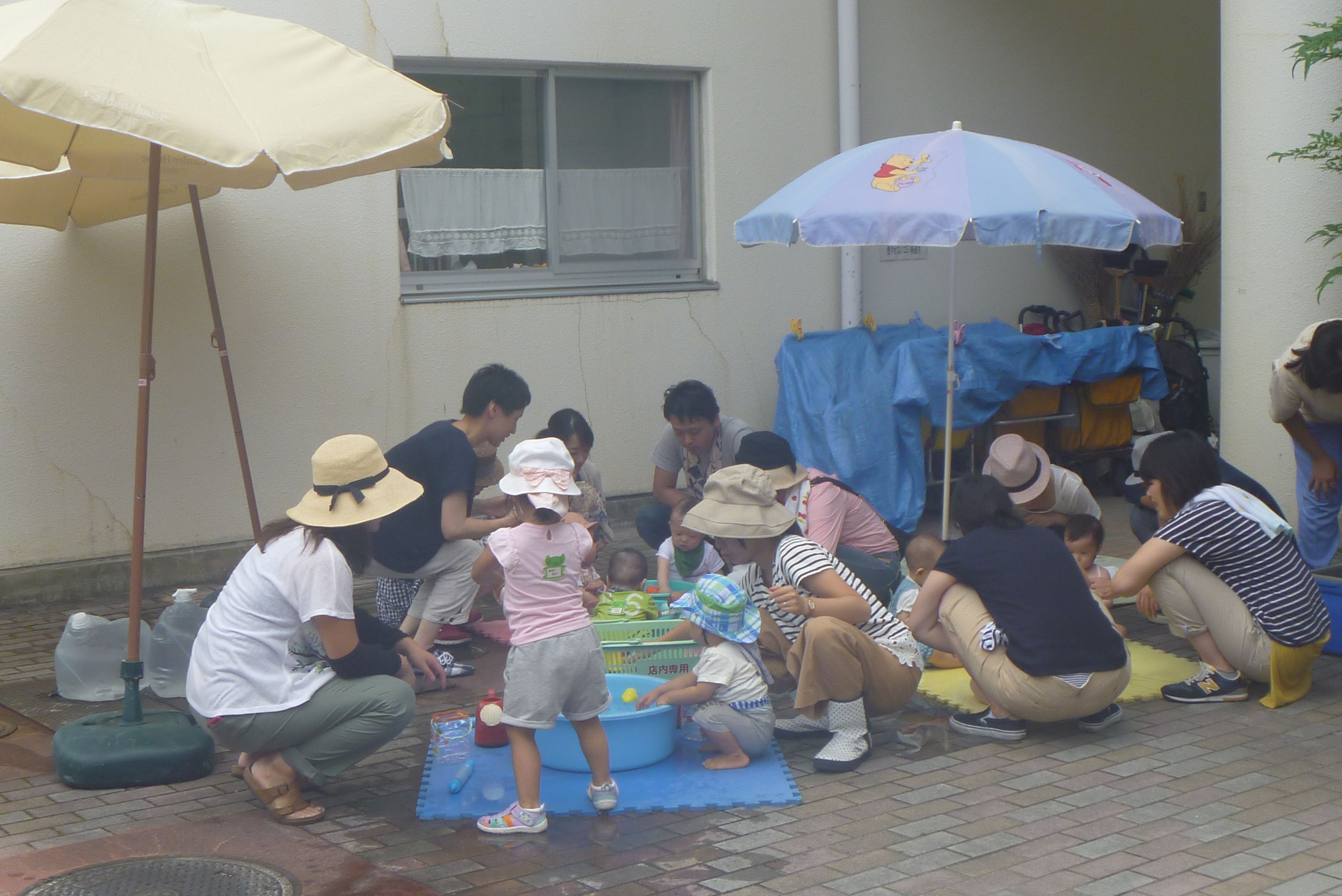 0～2歳児の未就園児親子が水遊びをしている