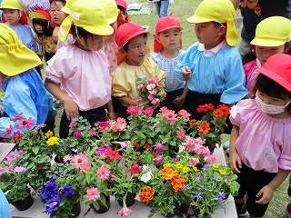 地域の方と花植えの画像4