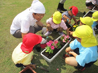 地域の方と花植えの画像5