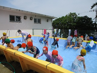 水の掛け合い