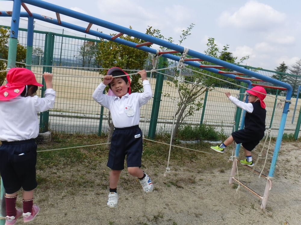 園庭で遊んでいる様子の画像1