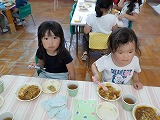 カレー実食の様子1