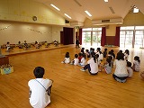 二園交流会で出し物を見学する様子2