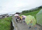 二園交流会で高円こども園の園児たちがやってくる様子