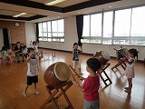 5歳児から4歳児へ太鼓を伝授している様子2