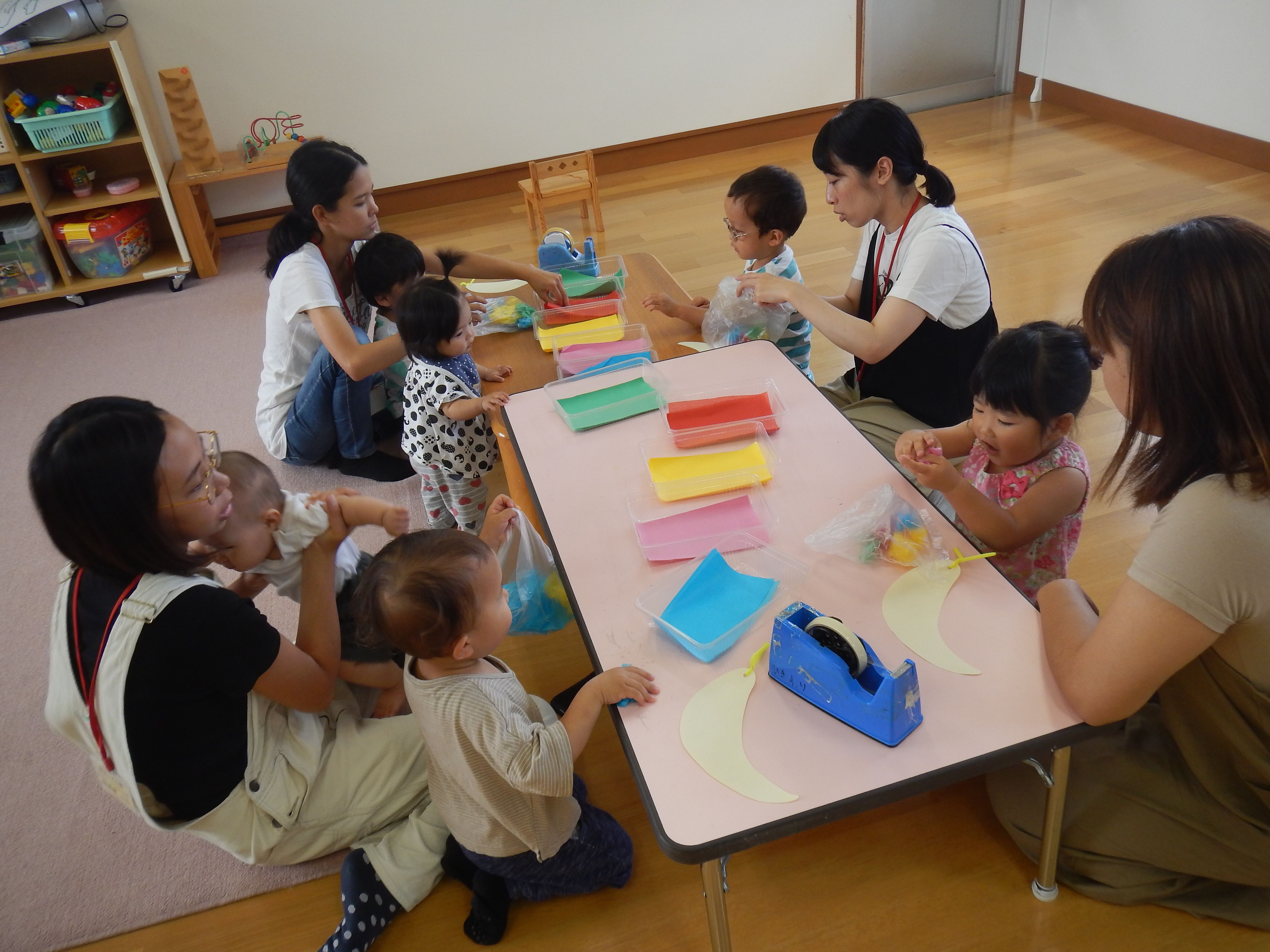 好きな色のお花紙を丸めて製作している