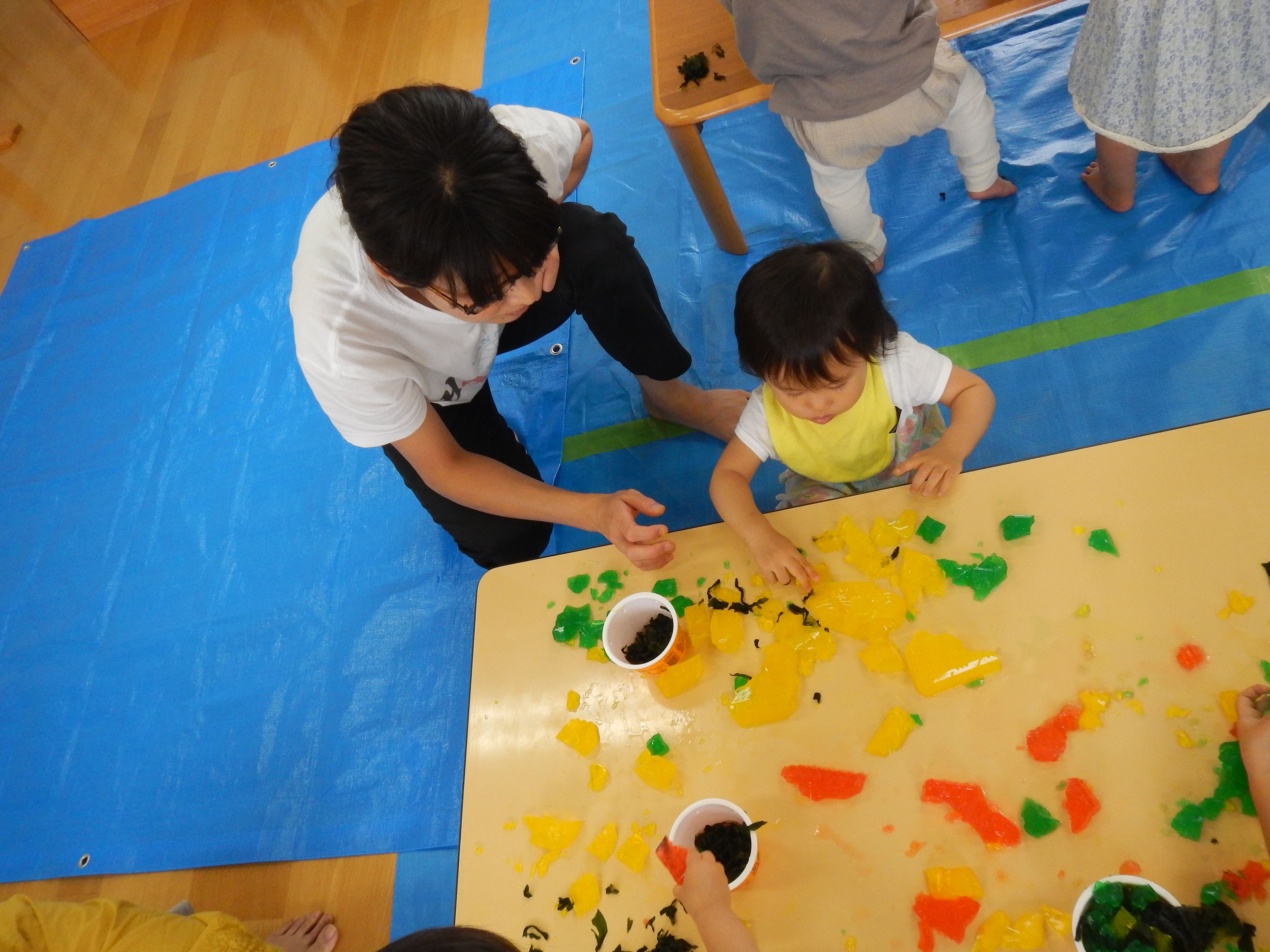 寒天とワカメの感触を楽しんで遊んでいる