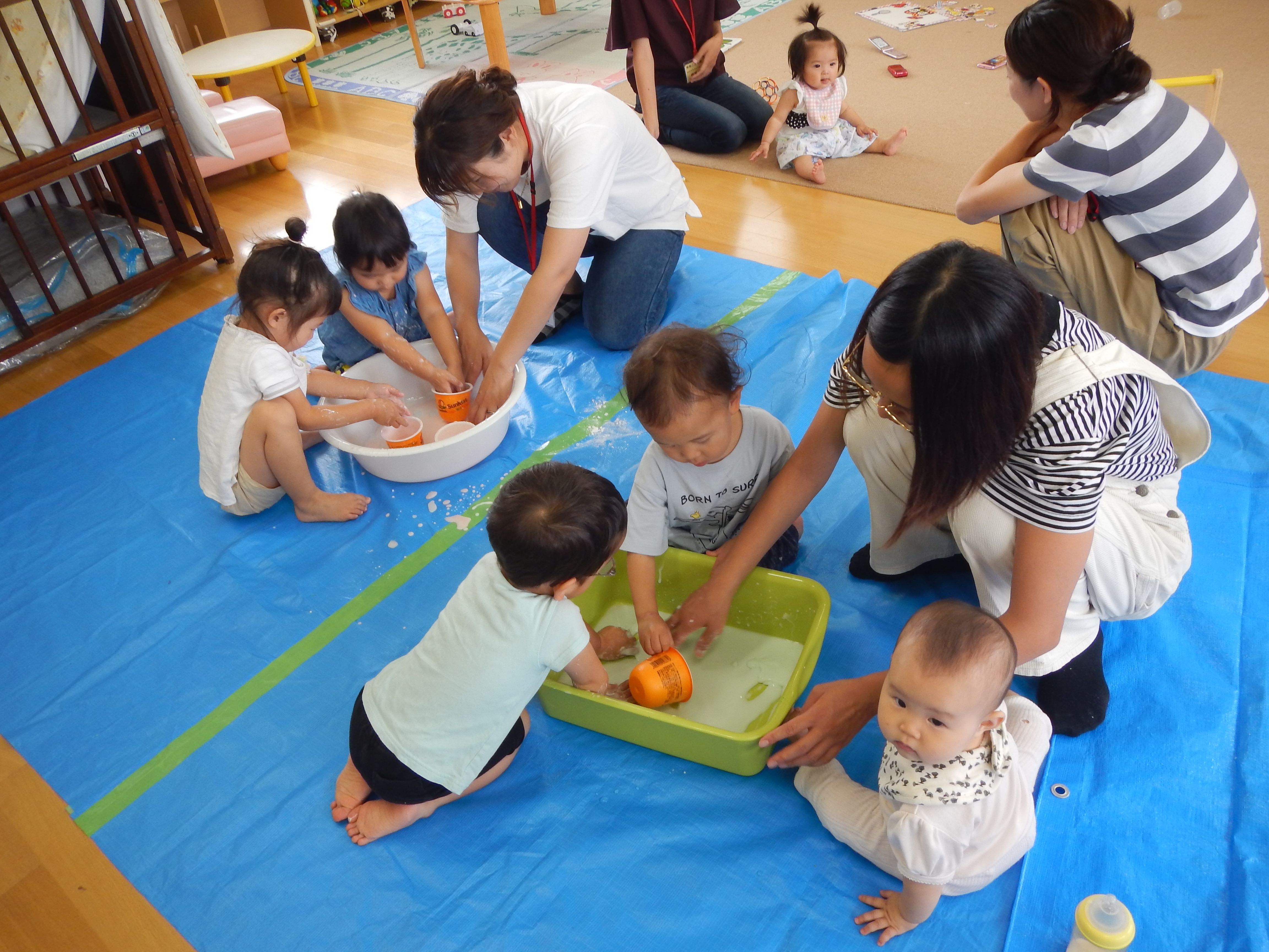 水で溶いた片栗粉をドロドロした感触を楽しんでいる