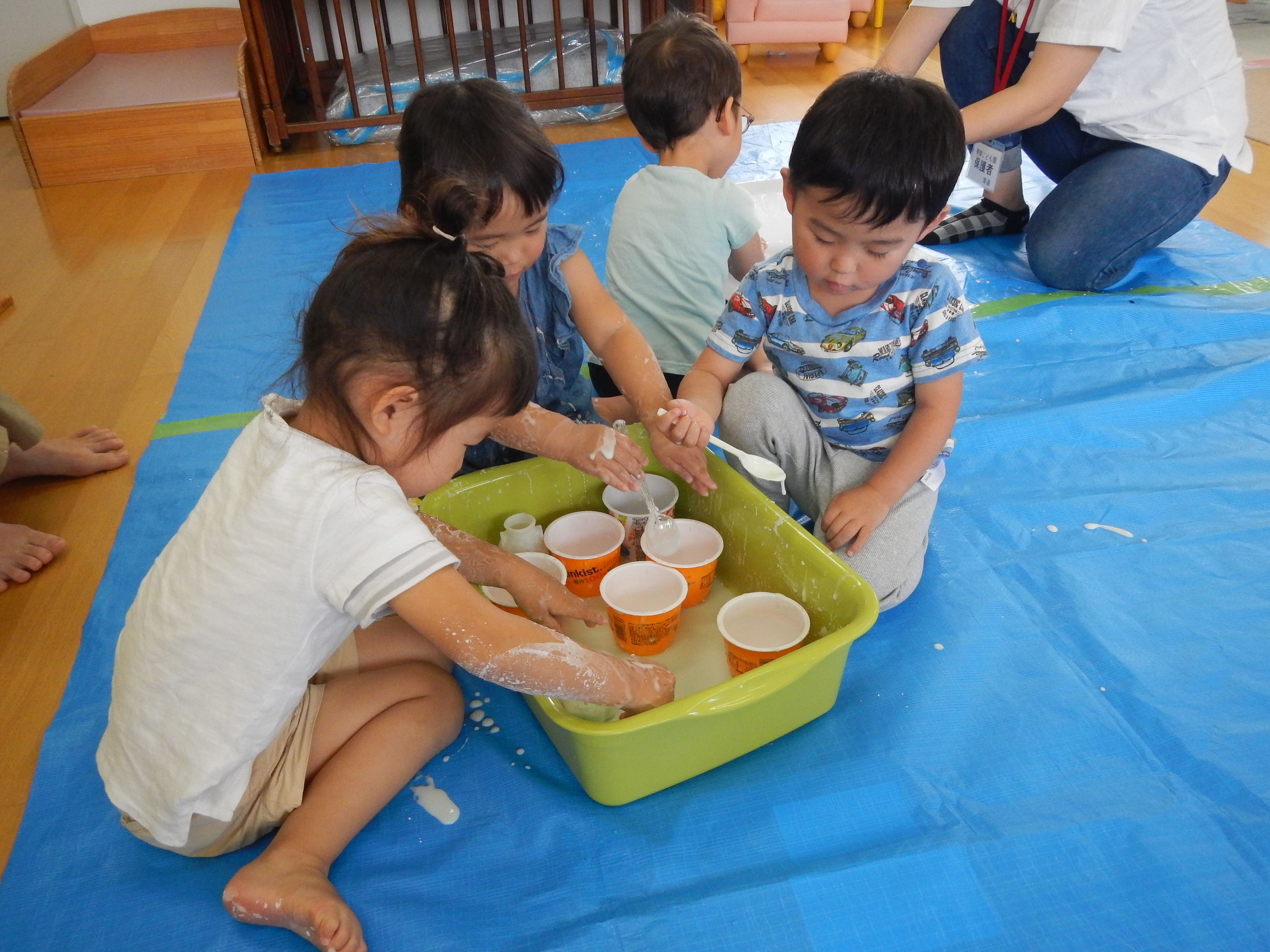 片栗粉のトロトロしたのをカップに入れて遊んでいる