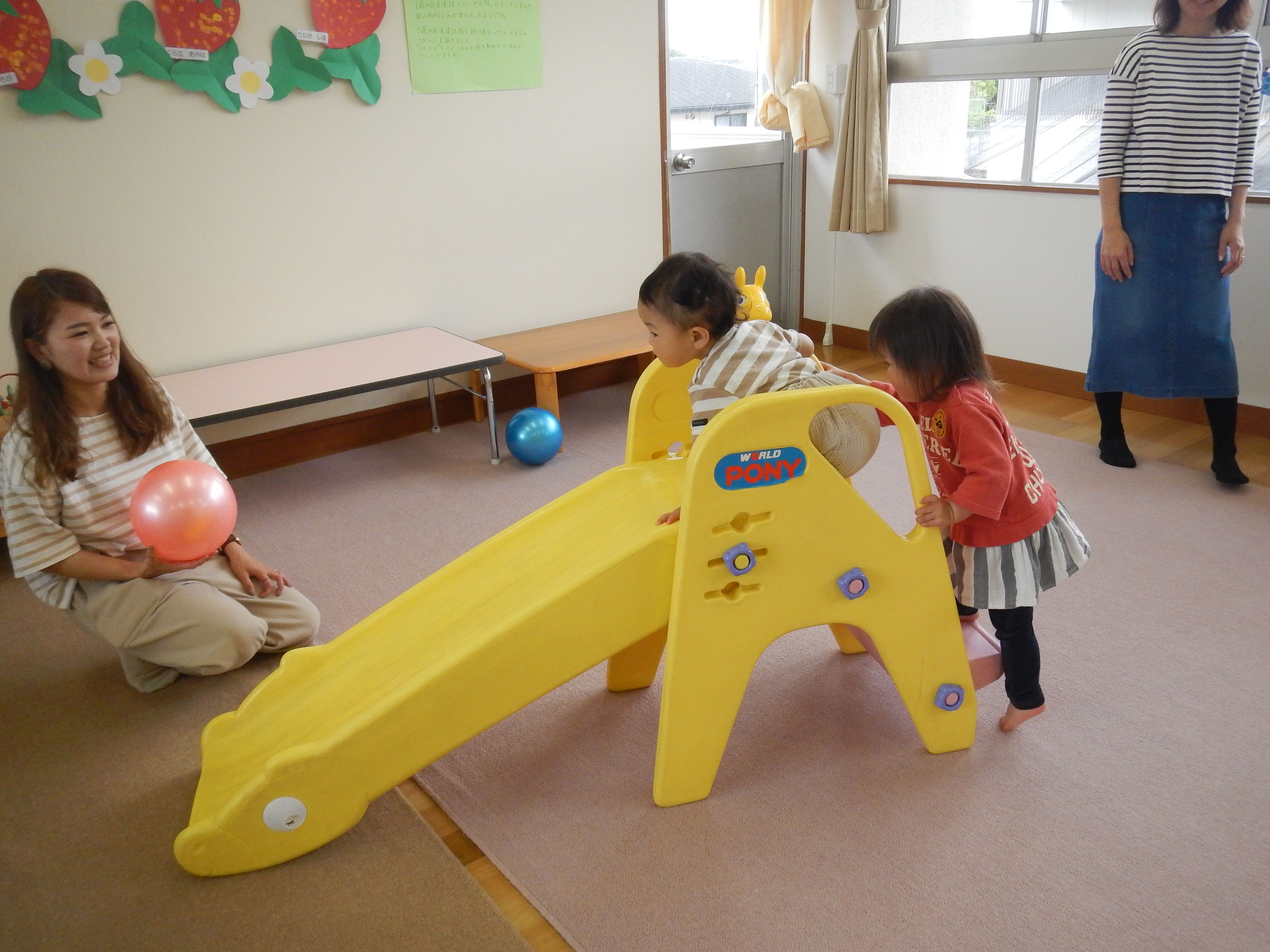 室内の滑り台で遊んでいる。