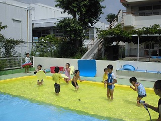プールで遊ぶ子どもたちの画像2