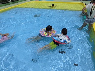 プールで遊ぶ子どもたちの画像3