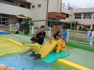 プールで滑り台を滑る4歳児の画像2