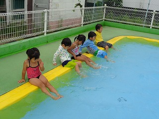 プールに足をつけて動かす4歳児の画像3