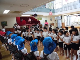 玄関を入ったところで幼稚園児を出迎えてくれた保育園の子どもたち