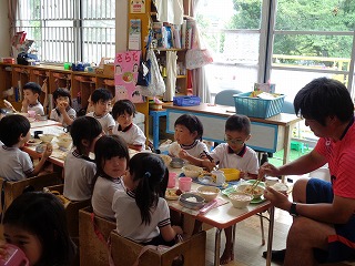 保育室で給食を食べる子どもたち