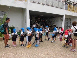 帰る用意のできた幼稚園児