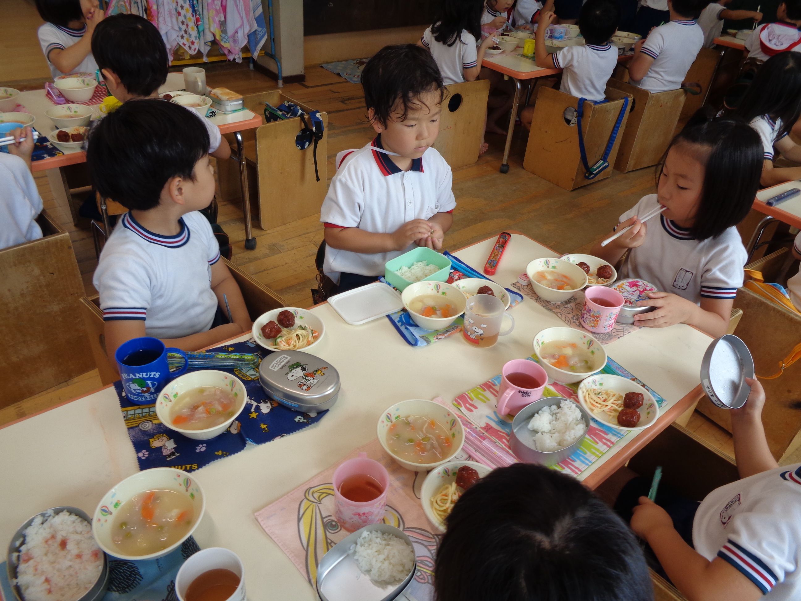 保育室で給食を食べる子どもたち