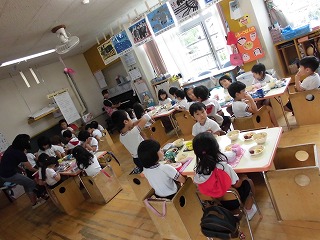 保育室で給食を食べる子どもたちの画像1