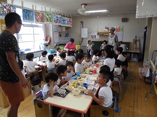 保育室で給食を食べる子どもたちの画像2