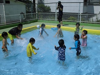 水を掛け合いっこする5歳児