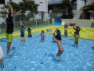 プールでジャンプする5歳児