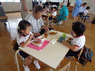 地域の方とカレーを食べる子どもたち