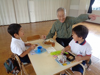 地域の方とカレーを食べる子どもたちの画像1