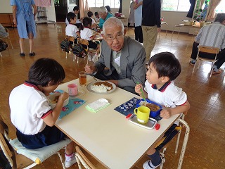 地域の方とカレーを食べる子どもたちの画像2