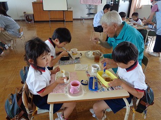 地域の方とカレーを食べる子どもたちの画像3