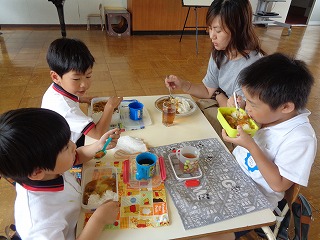地域の方とカレーを食べる子どもたちの画像4