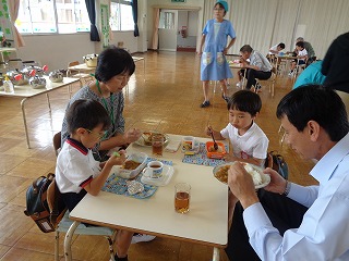 地域の方とカレーを食べる子どもたちの画像5