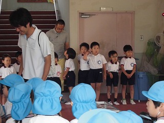 極楽坊保育園園児を迎える4，5歳児