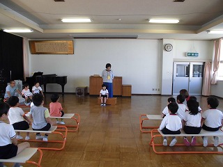 誕生児が産まれた時の様子を聞く子どもたち