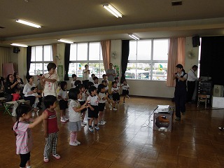 いかのおすしダンスを踊る子どもたち