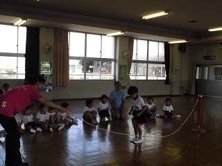 くまさんの歌に合わせて大縄跳びに挑戦する4歳児