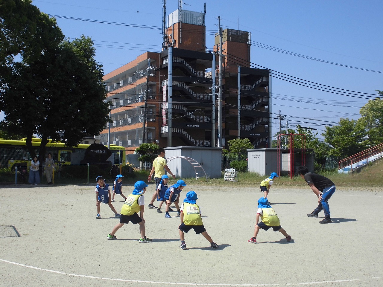 準備体操をする5歳児