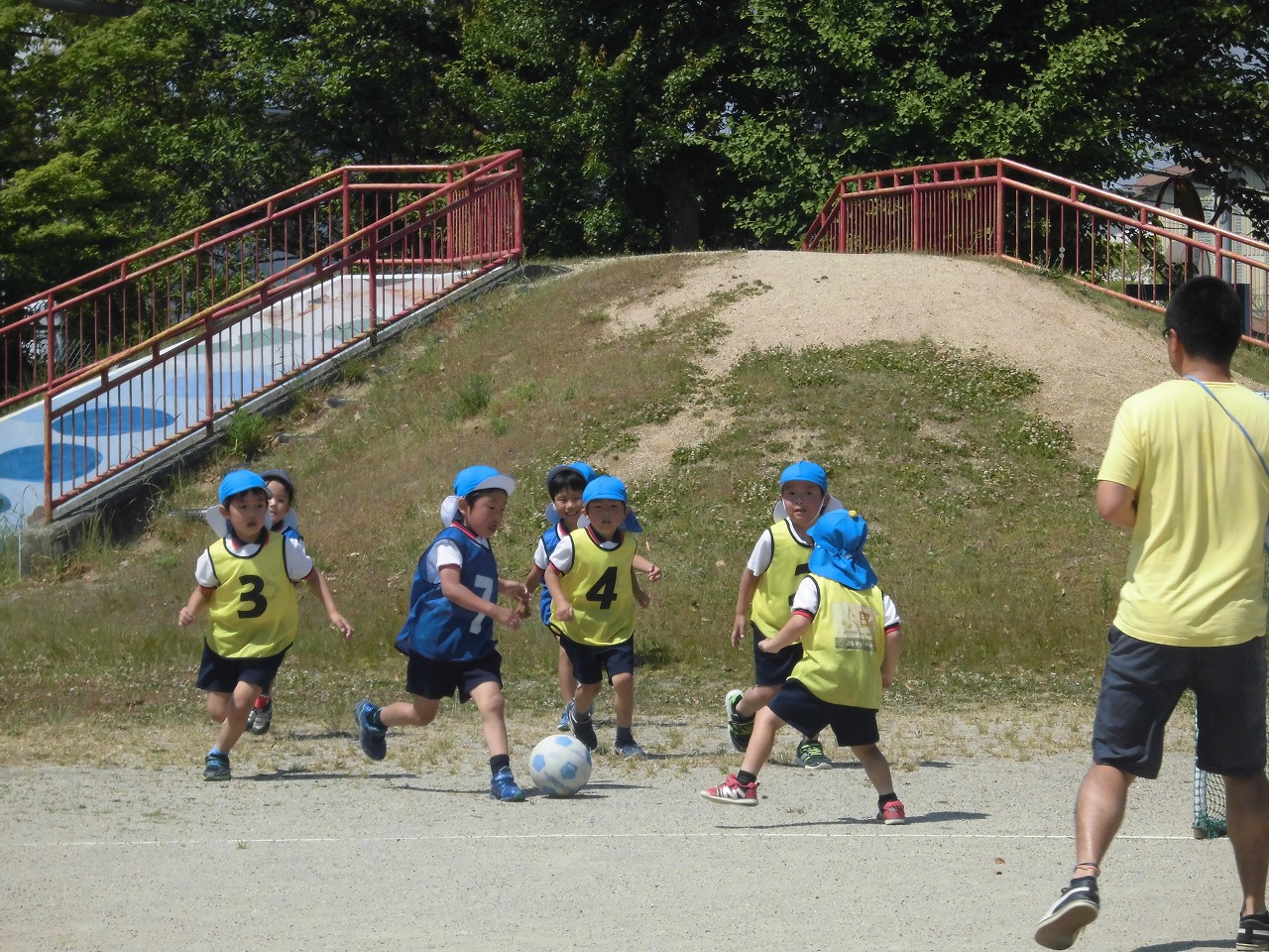 サッカーゲームをする5歳児