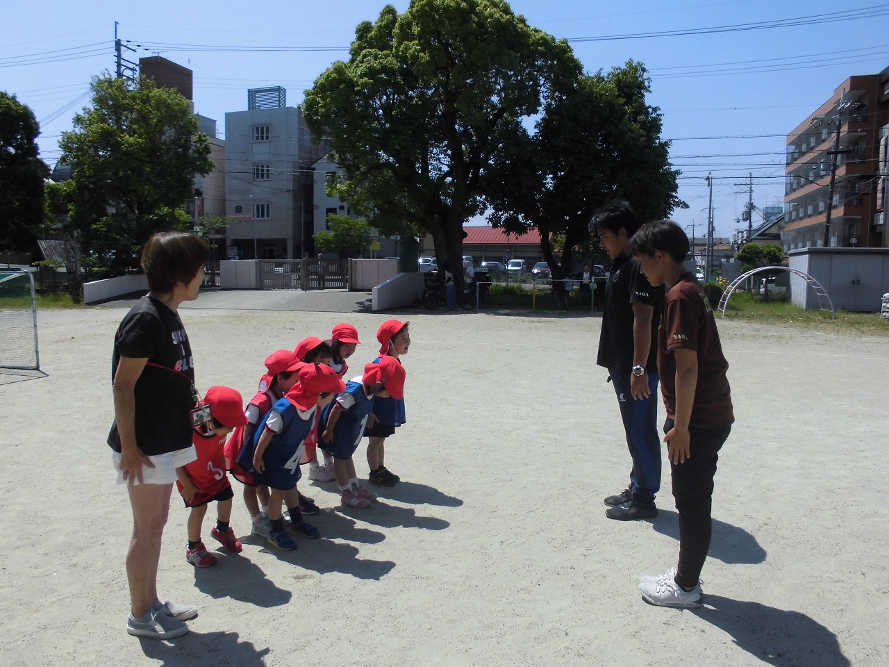 コーチに挨拶をする4歳児