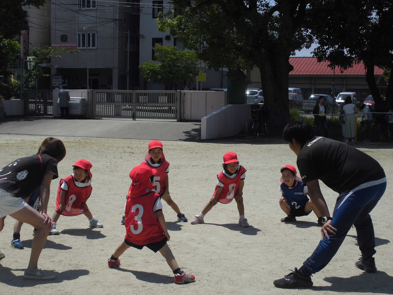 準備体操をする4歳児