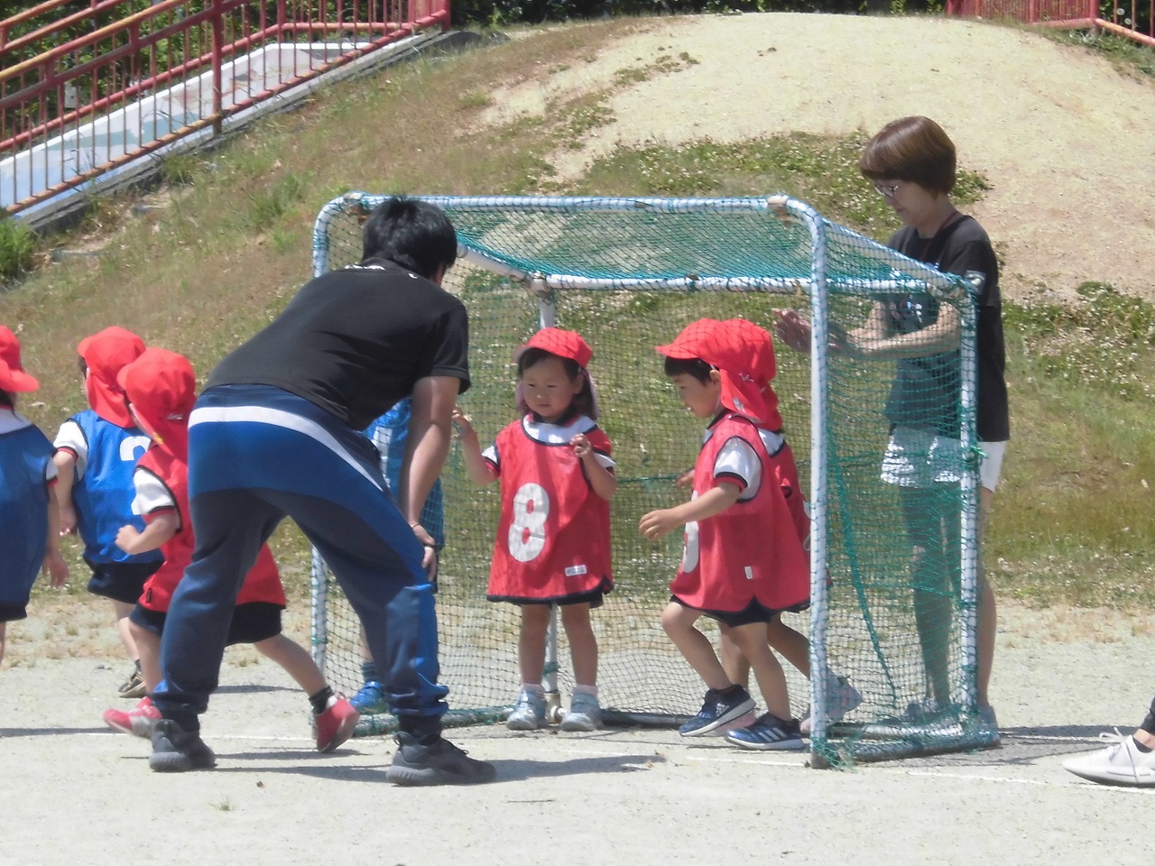 サッカー遊びをする4歳児の画像1