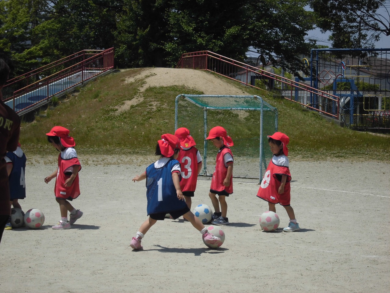 サッカー遊びをする4歳児の画像2
