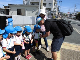 バス代を先生から受け取る5歳児