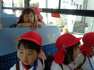 バスに乗る4歳児