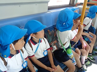 バスに乗る5歳児