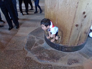 東大寺大仏殿の柱の穴くぐりをするこども