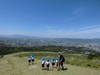 高いなあと後ろを振り返る5歳児